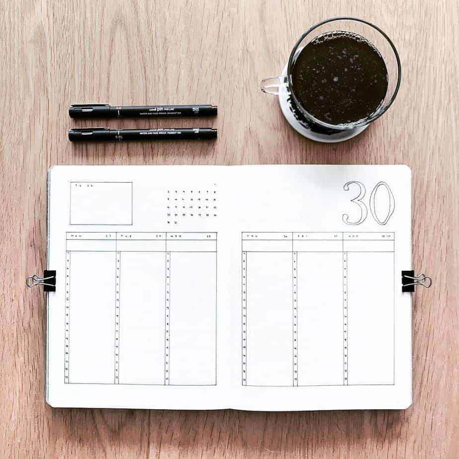 11 Easy Minimalist Bullet Journal Weekly Spreads for Busy People, spread by @supermassiveblackink | Masha Plans